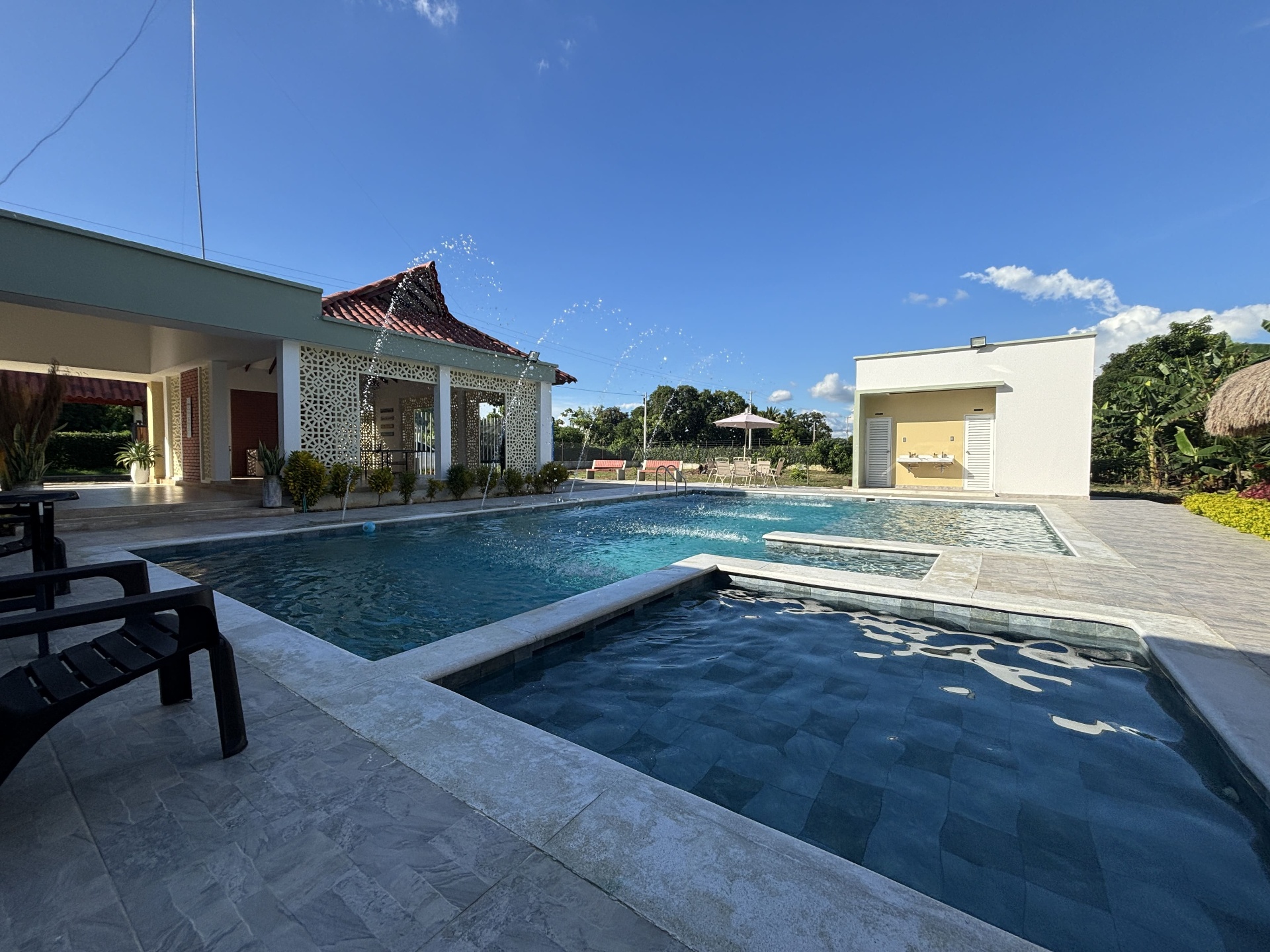Piscina Ámbar con fuentes